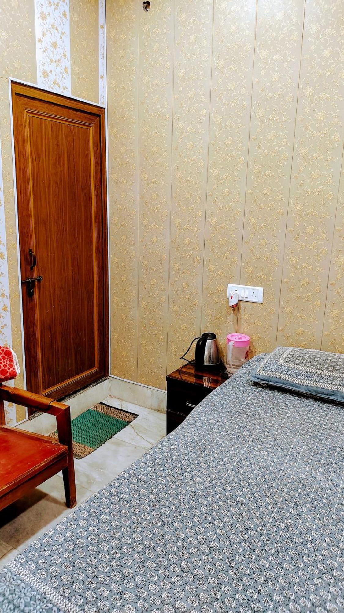 Hotel Raju Homestay Ayodhya 150 Meters From Shree Ram Janmbhoomi Temple 200 Meters From Ayodhya Dham Railway Station Exterior photo